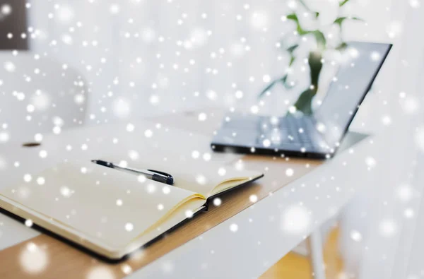 Cuaderno o diario, pluma y portátil en la mesa de la oficina —  Fotos de Stock