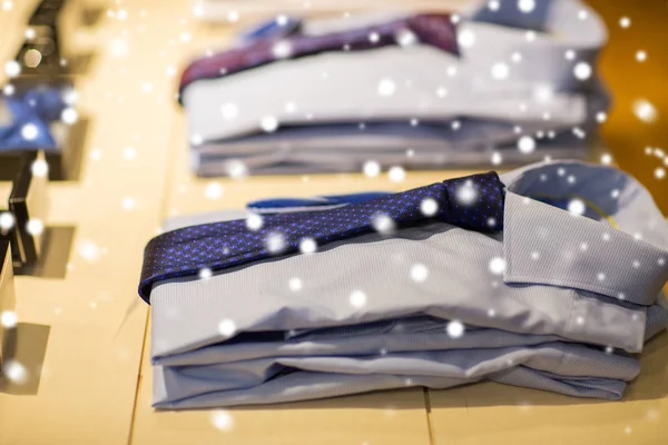 Primer plano de camisas con corbatas en tienda de ropa — Foto de Stock