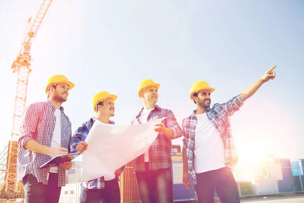 Grupo de constructores con tablet pc y plano — Foto de Stock