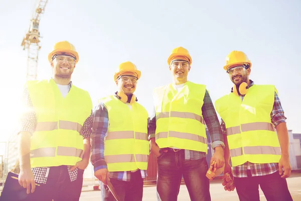 Grupo de constructores sonrientes con tableta pc al aire libre — Foto de Stock