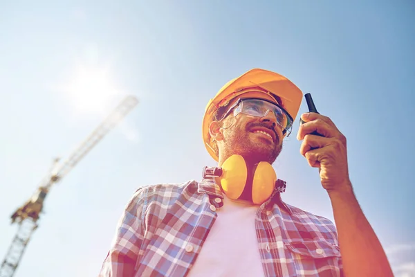 Construtor em hardhat com walkie talkie — Fotografia de Stock