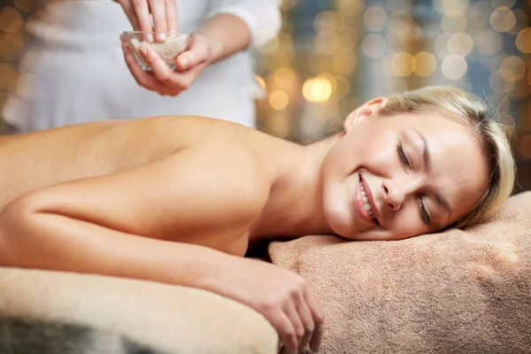 Närbild av kvinnan ligger och har massage i spa — Stockfoto