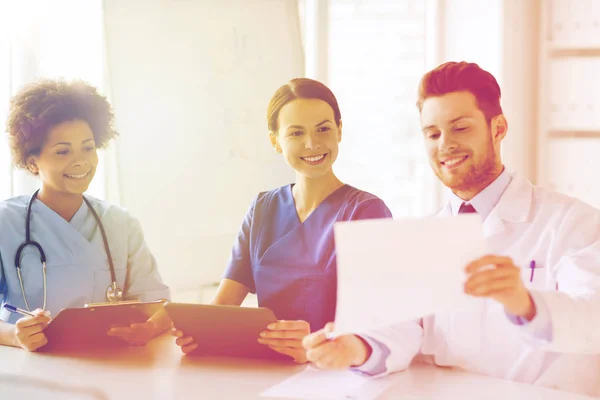 Gruppo di medici felici incontro presso l'ufficio ospedaliero — Foto Stock