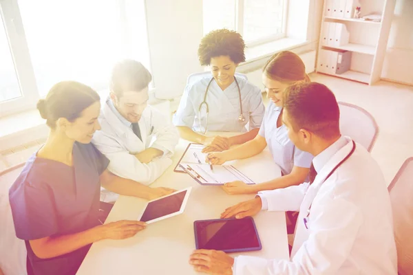 Grupp glada läkare på sjukhuset office — Stockfoto