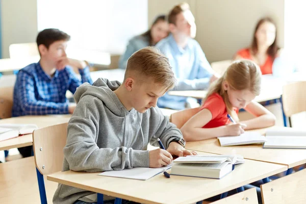 Groep studenten met boeken schrijven test van de school — Stockfoto