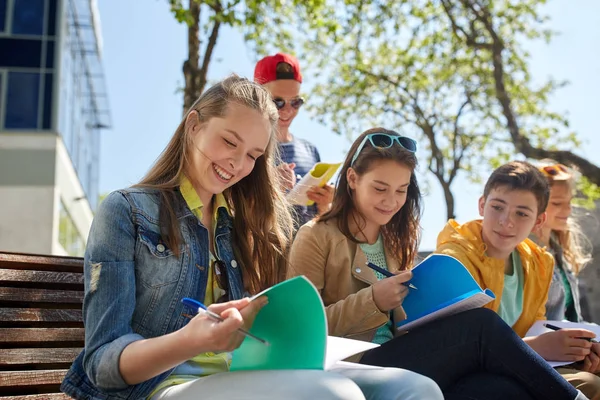 Skupina studentů s notebookem na školním dvoře — Stock fotografie