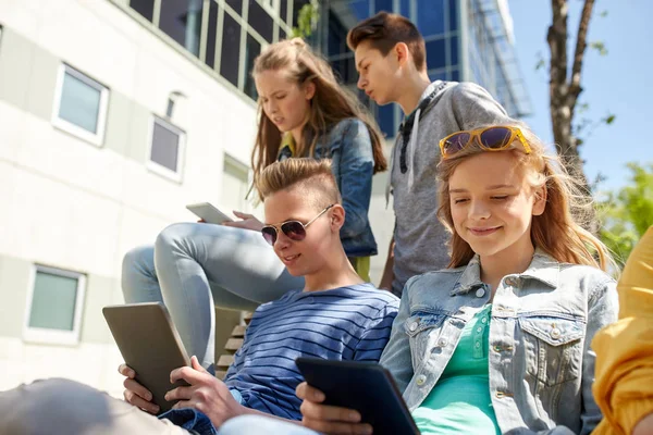 Grupa studentów z komputera typu tablet na dziedzińcu szkoły — Zdjęcie stockowe