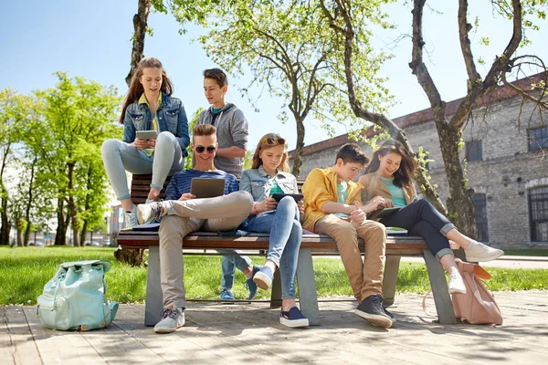 Grup öğrenci okul bahçesinde tablet pc ile — Stok fotoğraf