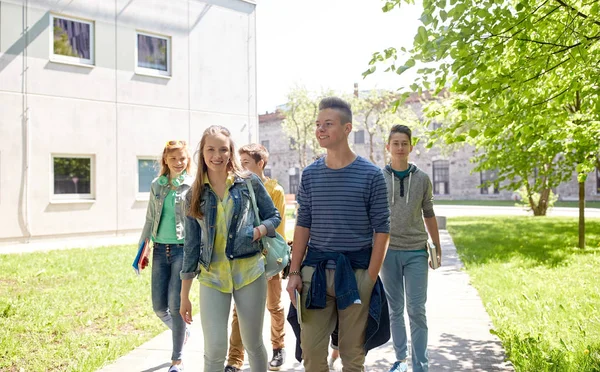 屋外で歩く幸せな 10 代学生のグループ — ストック写真