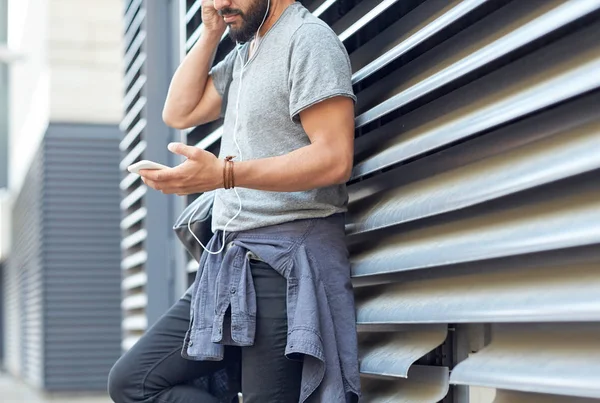 Ember, fülhallgató, smartphone és táska-utcában — Stock Fotó