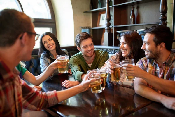 Happy vrienden drinken bier bij bar of pub — Stockfoto