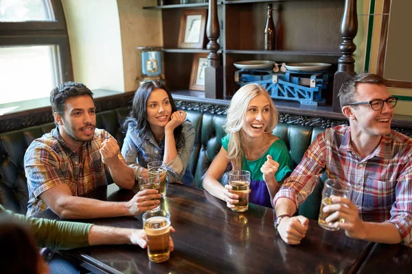 Amis avec la bière regarder le football au bar ou pub — Photo