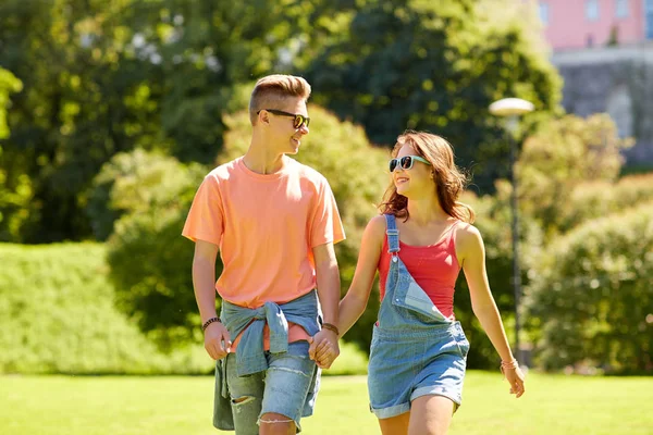 Glückliches Teenie-Paar spaziert durch Sommerpark — Stockfoto