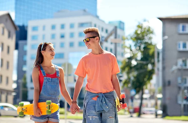 Pareja adolescente con patinetas en la calle de la ciudad — Foto de Stock