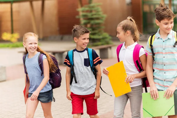 Grupp av glad grundskoleelever promenader — Stockfoto
