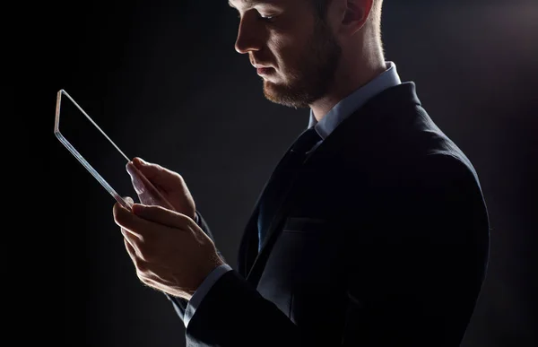 Nahaufnahme eines Geschäftsmannes mit transparentem Tablet-PC — Stockfoto