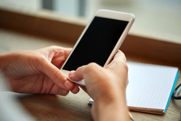 Primer plano de la mujer mensajes de texto en el teléfono inteligente — Foto de Stock