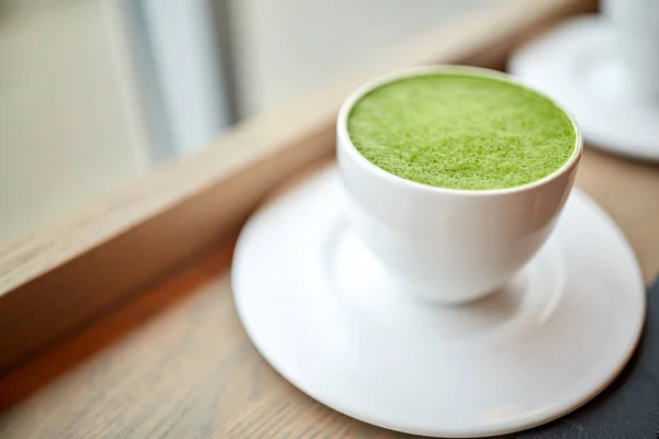 Біла чашка зеленого чаю мача латте на столі — стокове фото