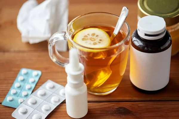 Ceașcă de ceai, medicamente, miere și țesut de hârtie pe lemn — Fotografie, imagine de stoc