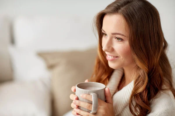 Mujer feliz con taza de cacao o café en casa — Foto de Stock