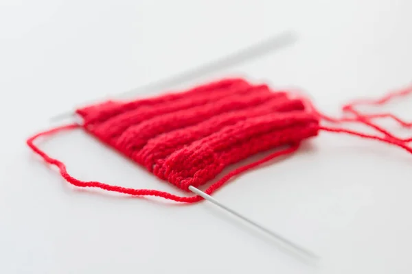 Article tricoté à la main avec aiguilles à tricoter — Photo