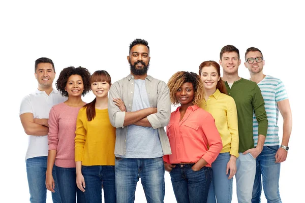 Internationale Gruppe glücklich lächelnder Menschen — Stockfoto