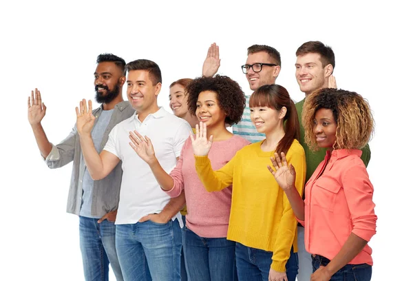 Groupe international de personnes heureuses agitant la main — Photo