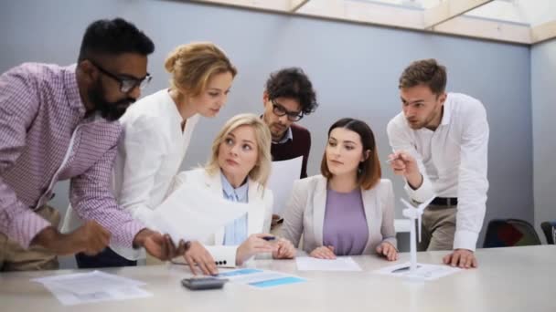 Equipo empresarial discutiendo proyecto de energía verde — Vídeos de Stock