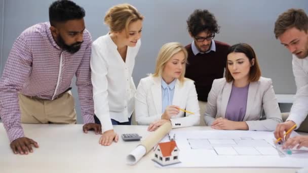 Geschäftsteam mit Hausprojekt im Büro — Stockvideo