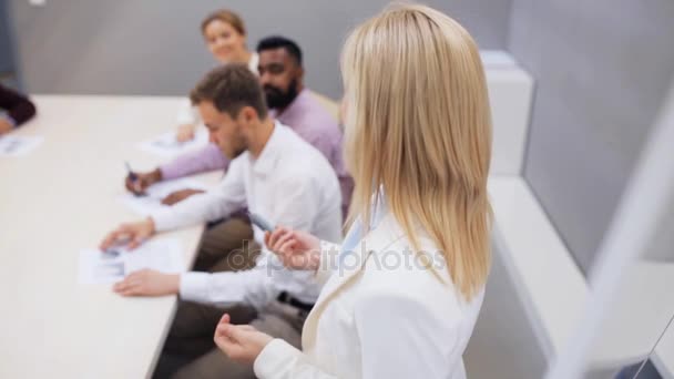 Equipo de negocios en la presentación en la oficina — Vídeos de Stock