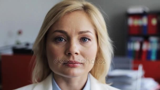 Faccia di felice sorridente donna di mezza età in ufficio — Video Stock