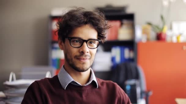 Jovem sorridente em óculos no escritório — Vídeo de Stock