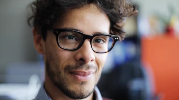 Mosolygó fiatal ember a szemüvegek — Stock videók