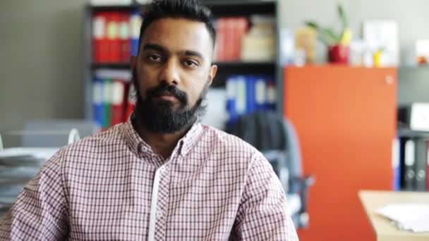 Feliz hombre sonriente con barba en la oficina — Vídeo de stock