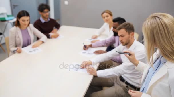 Equipo de negocios en la presentación en la oficina — Vídeos de Stock