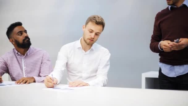 Equipo de negocios con esquema en la presentación — Vídeos de Stock