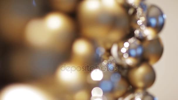 Decoración de Navidad de oro o guirnalda de cuentas — Vídeos de Stock