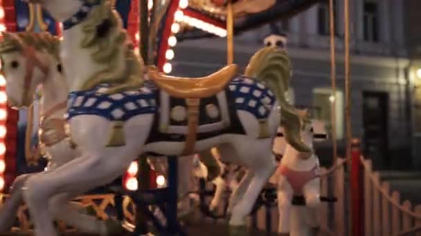 Verlichte carrousel in oude stad bij nacht — Stockvideo