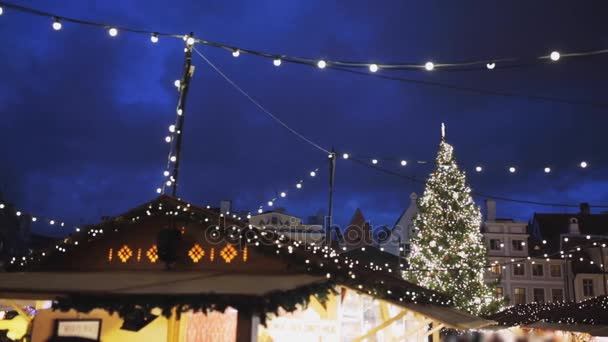 Işıklı Noel ağacı ve eski şehir adil — Stok video
