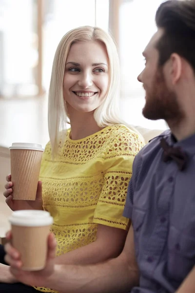 幸福的男人和女人在办公室里喝咖啡 — 图库照片
