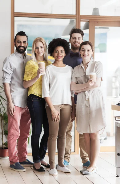 Feliz equipo creativo sonriente con café en la oficina —  Fotos de Stock