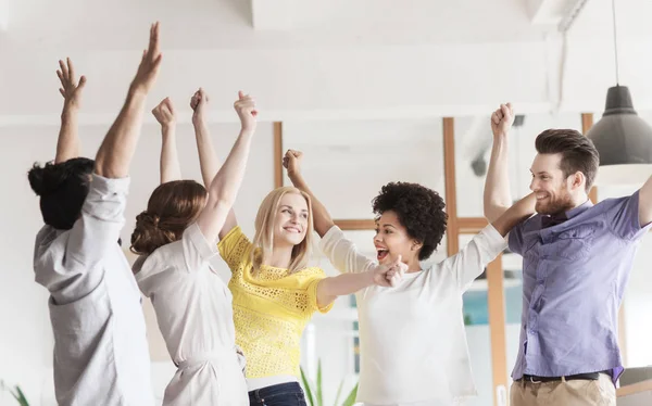 Glückliches Kreativteam feiert Sieg im Amt — Stockfoto