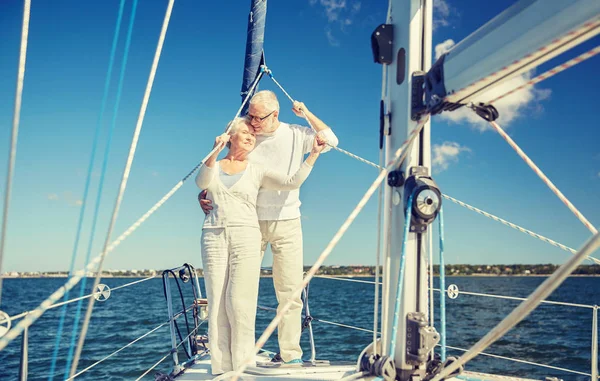 Casal sênior abraçando no barco à vela ou iate no mar — Fotografia de Stock