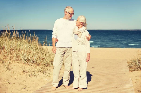 Heureux couple de personnes âgées parler à l'extérieur — Photo