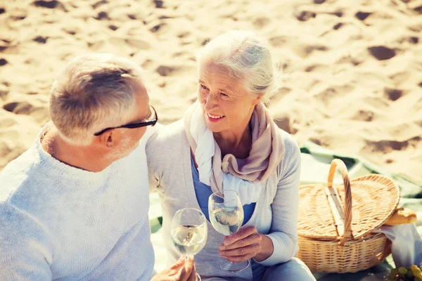 Счастливая пожилая пара беседует на летнем пляже — стоковое фото