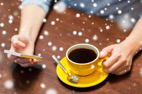 Frau mit Smartphone trinkt Kaffee im Café — Stockfoto