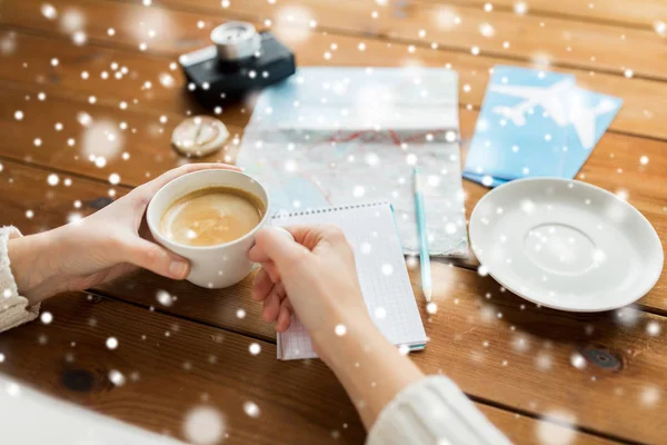 Primer plano de las manos con taza de café y cosas de viaje —  Fotos de Stock