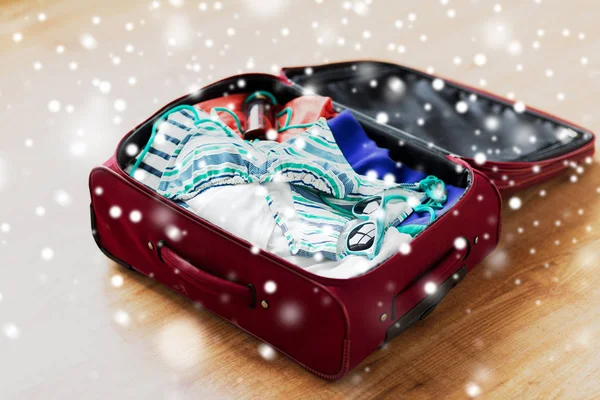 Close up of travel bag with beach clothes — Stock Photo, Image