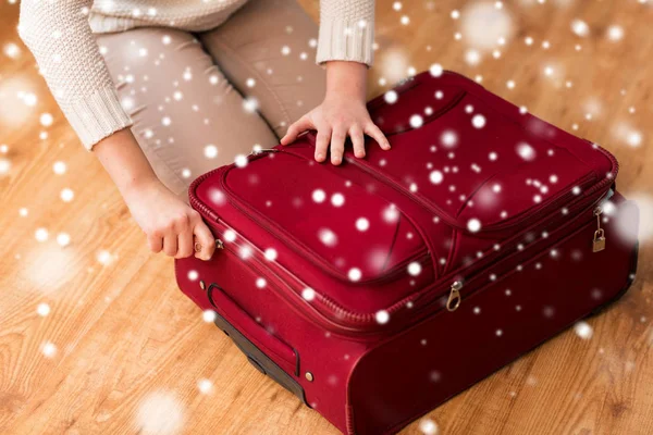 Close up of woman packing travel bag for vacation — Stock Photo, Image