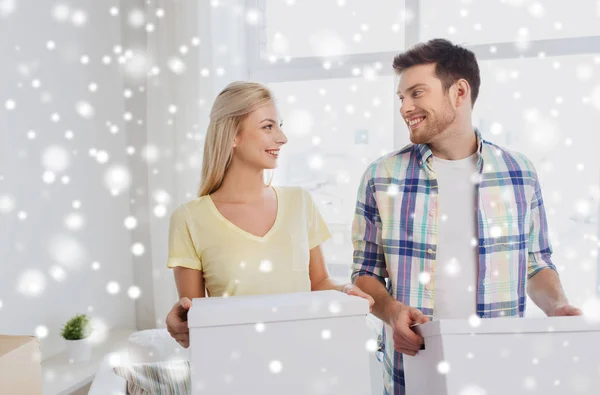 Sonriente pareja con grandes cajas moviéndose a nuevo hogar — Foto de Stock